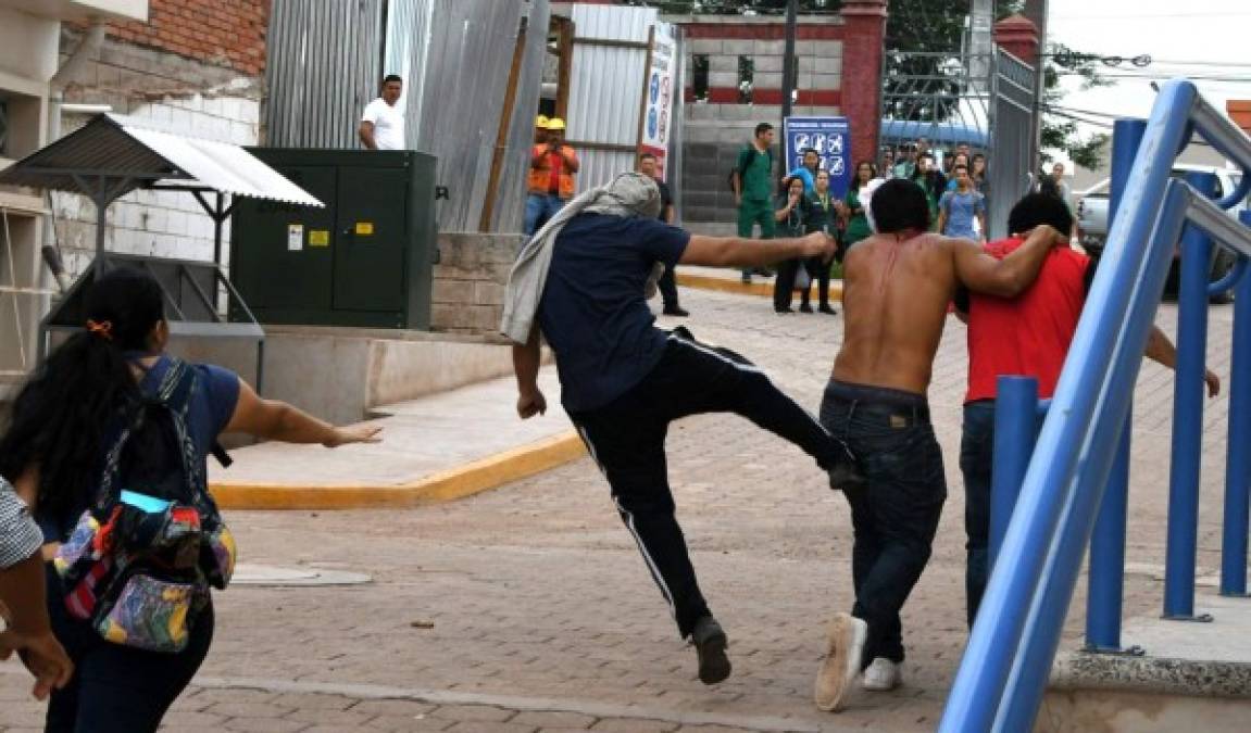 Al menos doce personas resultaron lesionadas hoy en un enfrentamiento entre guardias de seguridad privada y estudiantes de la Universidad Nacional Autónoma de Honduras (UNAH) que se resisten a desalojar los edificios de la institución y exigen la renuncia de la rectora Julieta Castellanos.<br/>