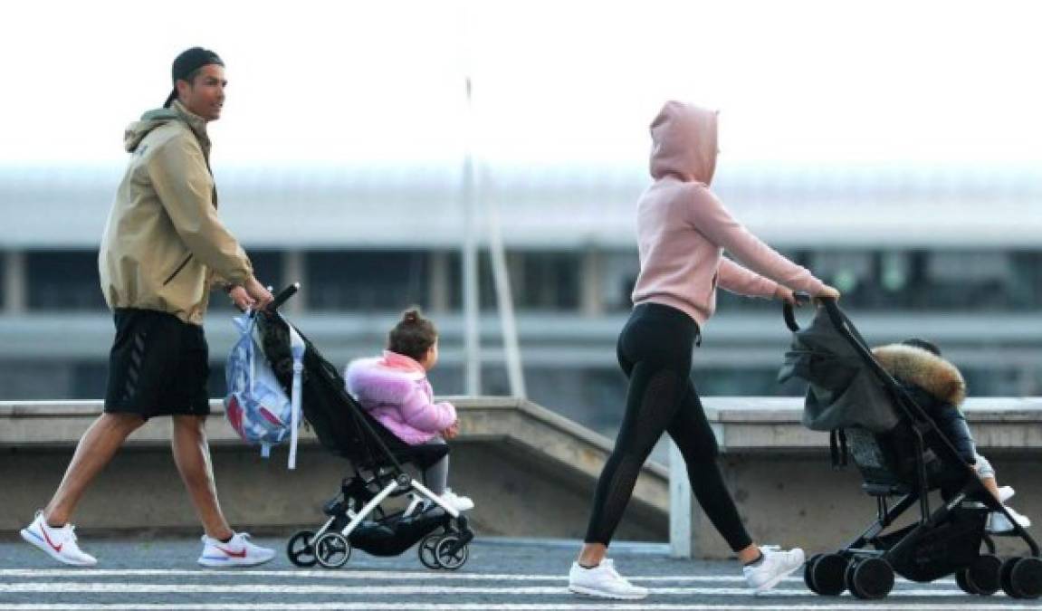 El delantero Cristiano Ronaldo decidió salir de su lujosa casa en Funchal para dar un paseo con su esposa e hijos, una acción que ha sido cuestiinada.