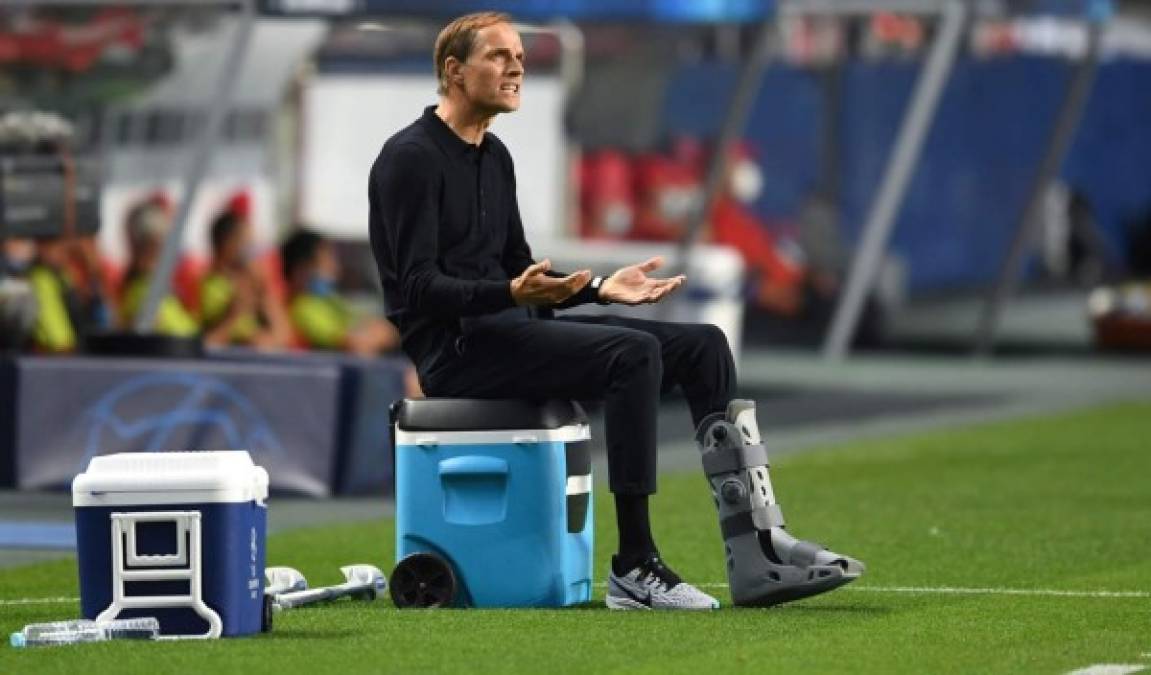 El entrenador del PSG, Thomas Tuchel, sufrió un esguince de tobillo y fractura del quinto metatarsiano en un entrenamiento. Viajó a Lisboa con una bota y muletas y así estuvo observando el partido contra Atalanta.