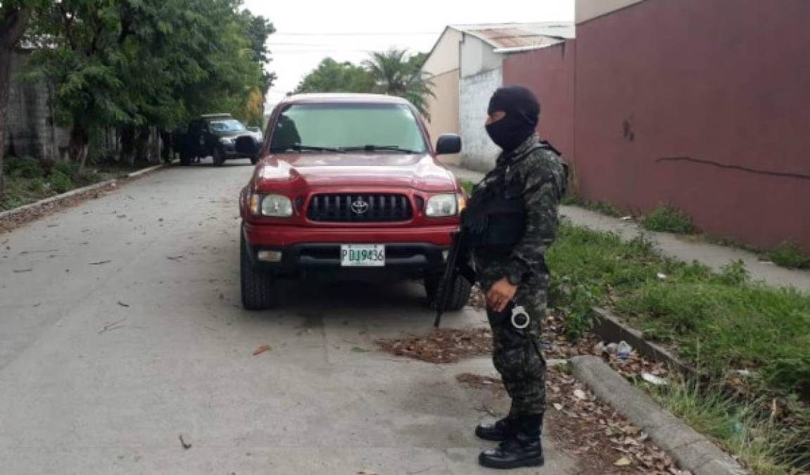 Uno de los carros caleteados decomisados hoy en la colonia Miguel Ángel Pavón de San Pedro Sula en un operativo antidrogas.