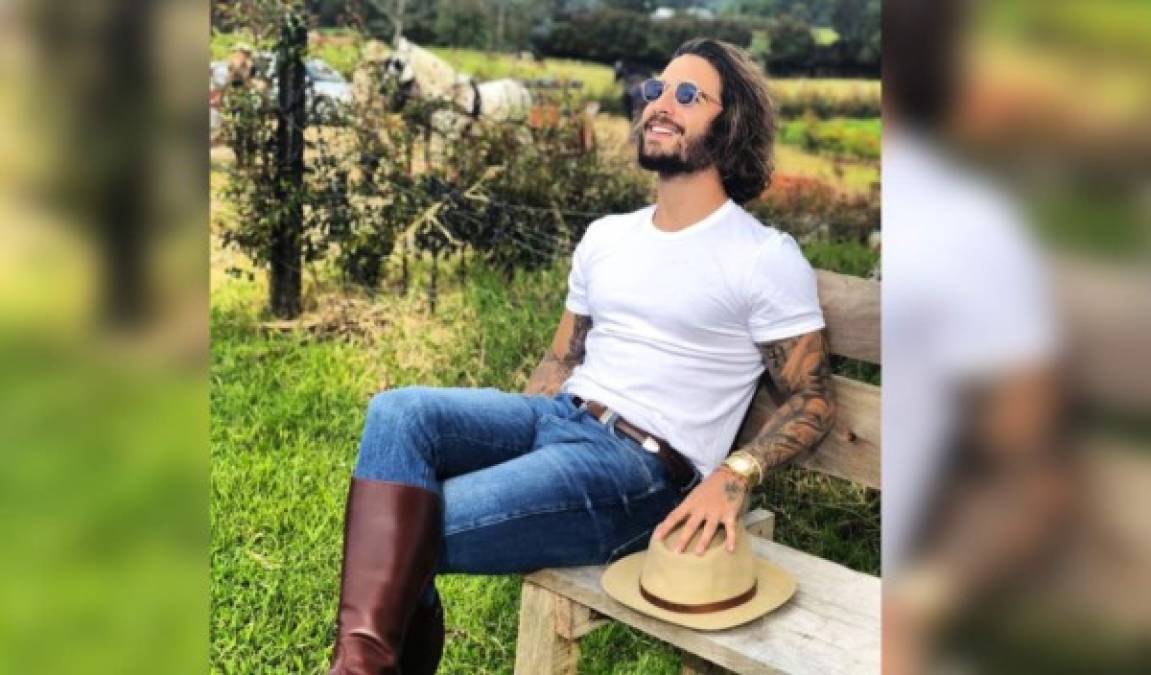 Maluma está siendo troleado en instagram por su forma de sentarse en esta foto, además de su atuendo ranchero, con el uso de esas botas. Ha sido comparado con protagonistas de novelas como 'La Dueña', 'Doña Bárbara' y Pasión de Gavilanes, entre algunas.