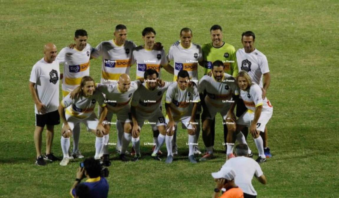 Este fue el equipo titular de las Leyendas Internacionales. Cracks como Julio César, Fernando Hierro, Materazzi, Rivaldo, Cambiasso, Míchel Salgado entre otros estuvieron en el césped del estadio Morazán.