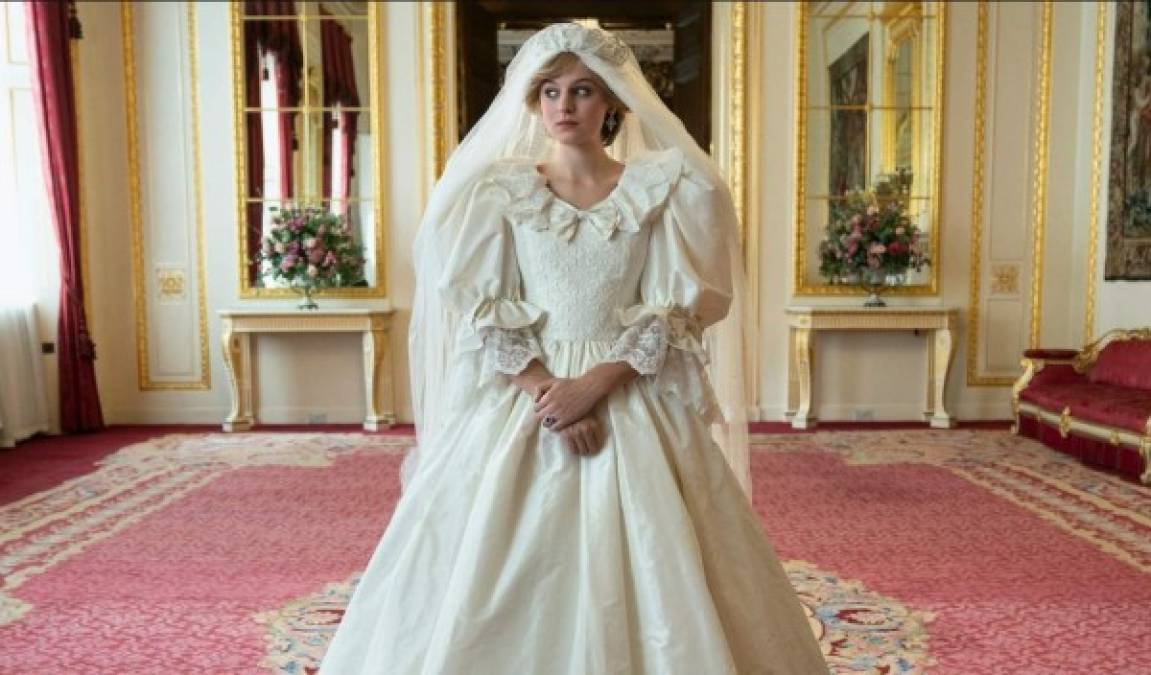 Emma Corrin caracterizada como la princesa Diana el día de su boda.