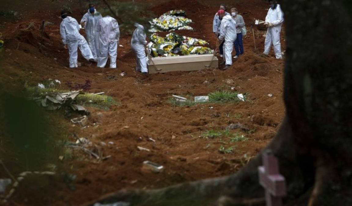 En las últimas semanas, la crisis sanitaria se agravó al punto de dejar 66,000 víctimas del virus solo en el mes de marzo y un promedio de 3,000 muertos diarios en la última semana. Foto AFP