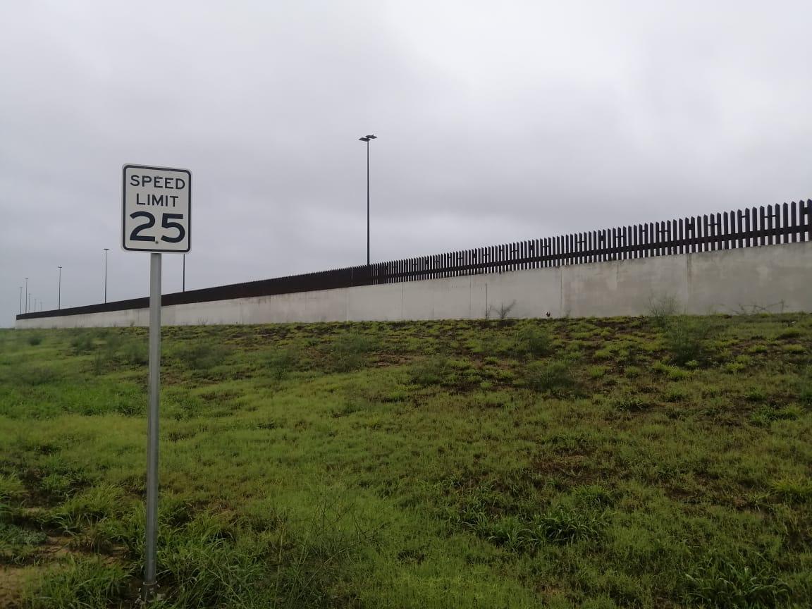 Muro fronterizo visto desde el lado de Estados Unidos.