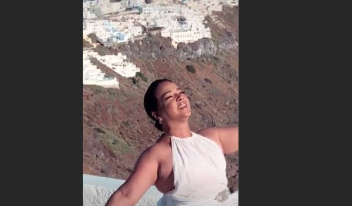 'La Chaparrita' posó con un vestido blanco como toda una 'diosa griega' y alborotó las redes sociales.