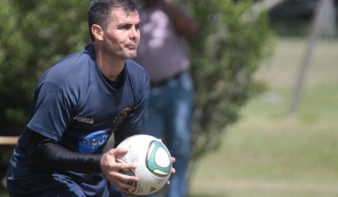 Kerpo de León: Llegó en el 2005 a Honduras y hoy radica en Comayagua, el portero jugó en la Liga Nacional en clubes como Motagua, Hispano, Platense, Vida, Municipal Valencia .
