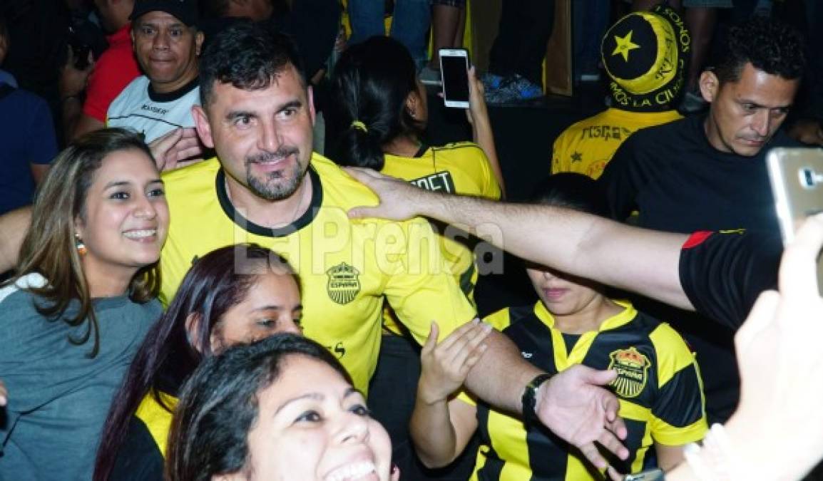 El entrenador uruguayo Martín García fue uno de los más aclamados y las chicas se tomaron fotos con él. El estratega rescató a la máquina.