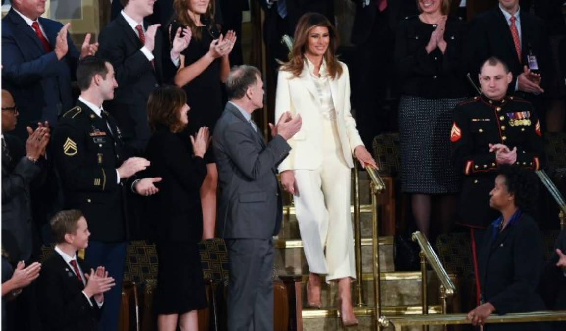 Sin embargo, los demócratas afirmaron que Melania usó el traje blanco en oposición al negro que vistieron las congresistas en solidaridad con los movimientos MeToo y Time's Up.