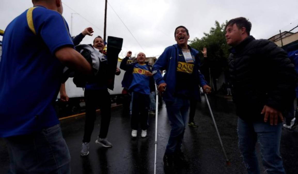 En las afueras de La Bombonera los aficionados de Boca Juniors se han hecho presente sin importar la lluvia.