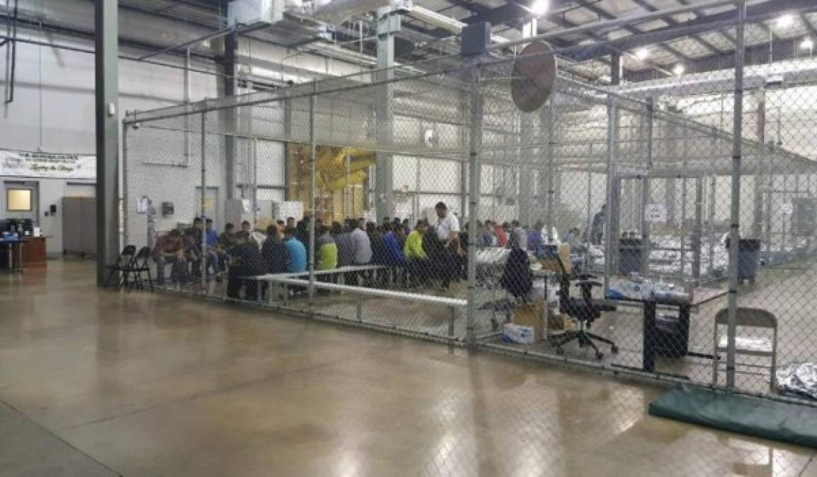 El escándalo de la separación de familias inmigrantes continúa aumentando en Estados Unidos donde más de 2.000 niños inmigrantes han sido 'enjaulados' en albergues mientras sus padres son enviados a centros de detención, en el marco de la política de 'tolerancia cero' del presidente de EEUU, Donald Trump.