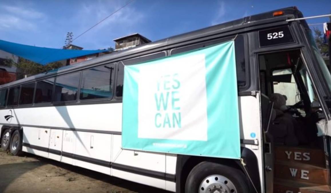 Este medio de transporte que normalmente se utiliza para trasladar estudiantes fue adaptado ingeniosamente para que los niños se sientan como en un aula de clases.