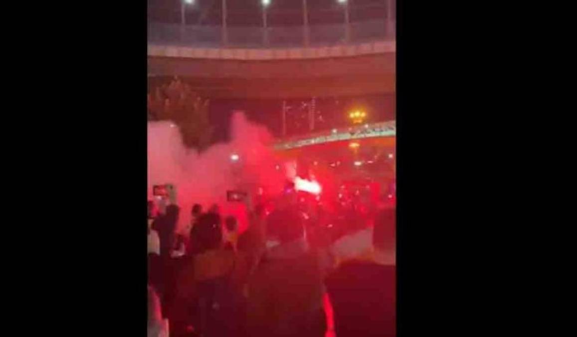 En Estambul se vivió un infierno para el Real Madrid.Los aficionados del Galatasaray pusieron el color en las graderías.