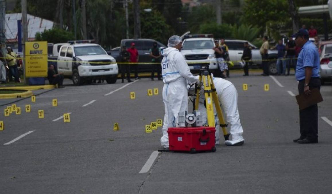 Dentro del carro pick up 3.0 Toyota Hi-Lux encontraron un paquete de supuesta droga.