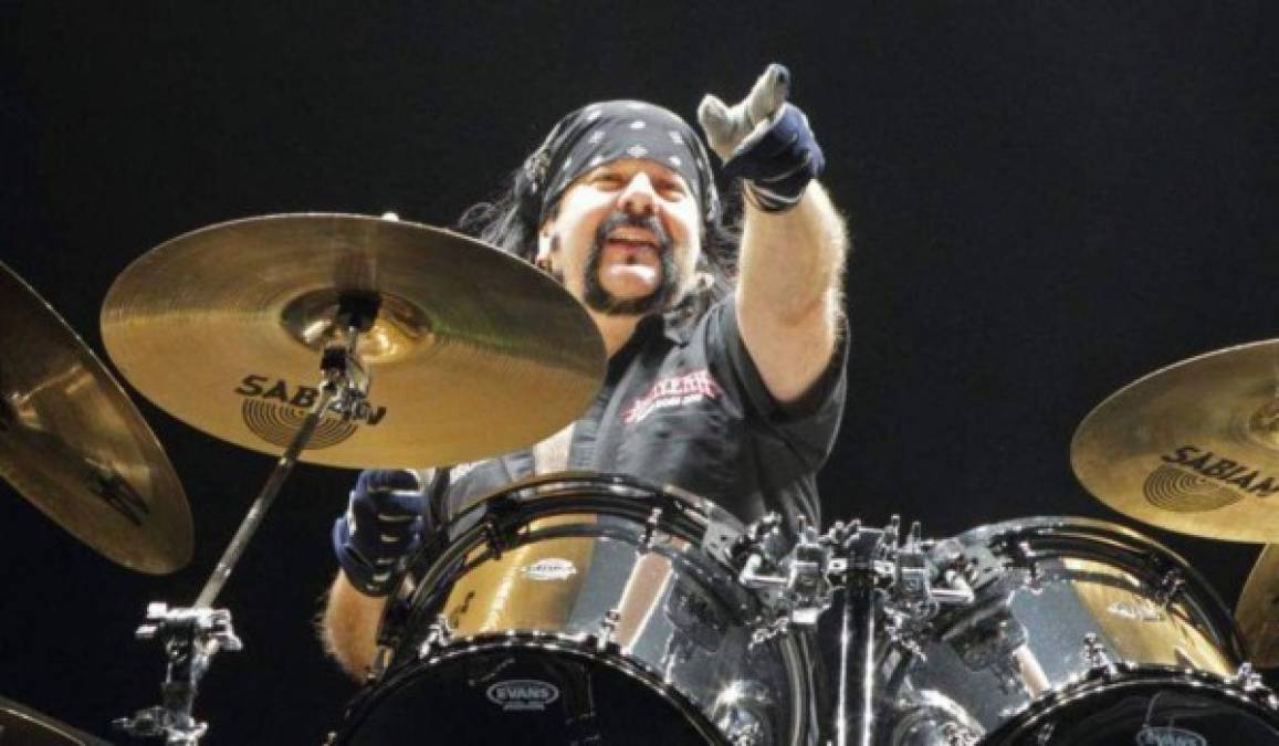 Un 22 de junio murió Vinnie Paul, baterista y fundador de la banda de groove metal, Pantera, las causas de su muerte no fueron expuestas.<br/><br/>A mediados de los ochenta, Vinnie Paul fundó Pantera junto a su hermano, el guitarrista Dimebag Darrell Abbott, quien murió asesinado en diciembre de 2004. <br/><br/>Después llegó el bajista Rex Brown, y en 1987, con la entrada del vocalista Phil Anselmo, se definió los integrantes que se dieron a conocer en el escena metalera de los siguientes años. <br/><br/>Posteriormente la banda se desintegró a inicios de los 2000. Paul y Darrell formaron el grupo Damageplan. Luego, Vinnie Paul formó parte de Hellyeah, banda con la que publicó cinco discos.