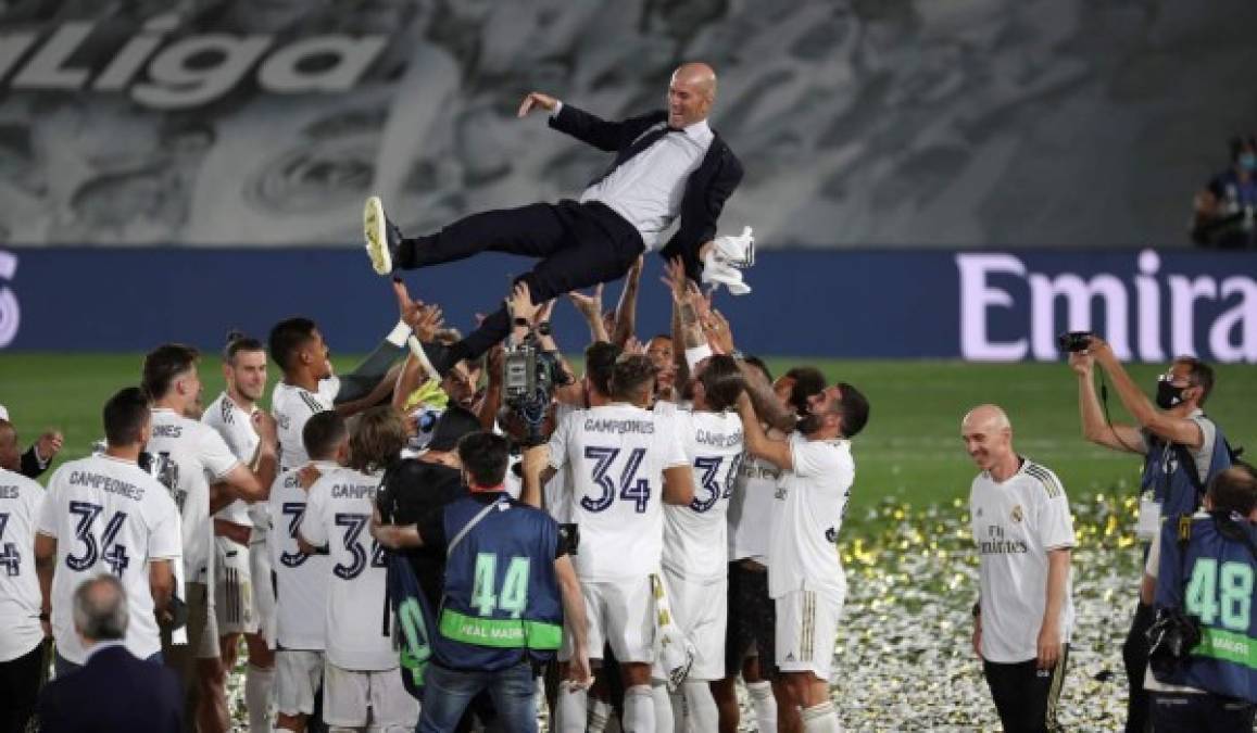 Zinedine Zidane fue manteado por sus jugadores en el festejo del título.