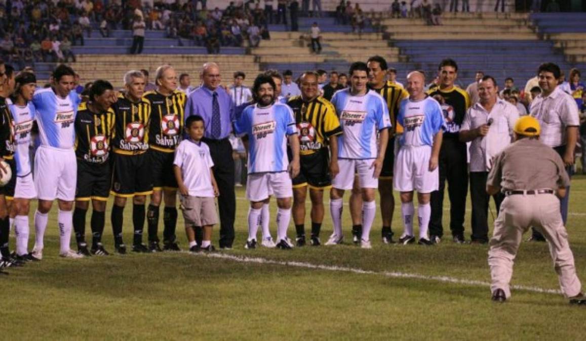 Diego Maradona llegó acompañado de un grupo de exjugadores para disputar su famoso Showbol ante un combinado del Real España.