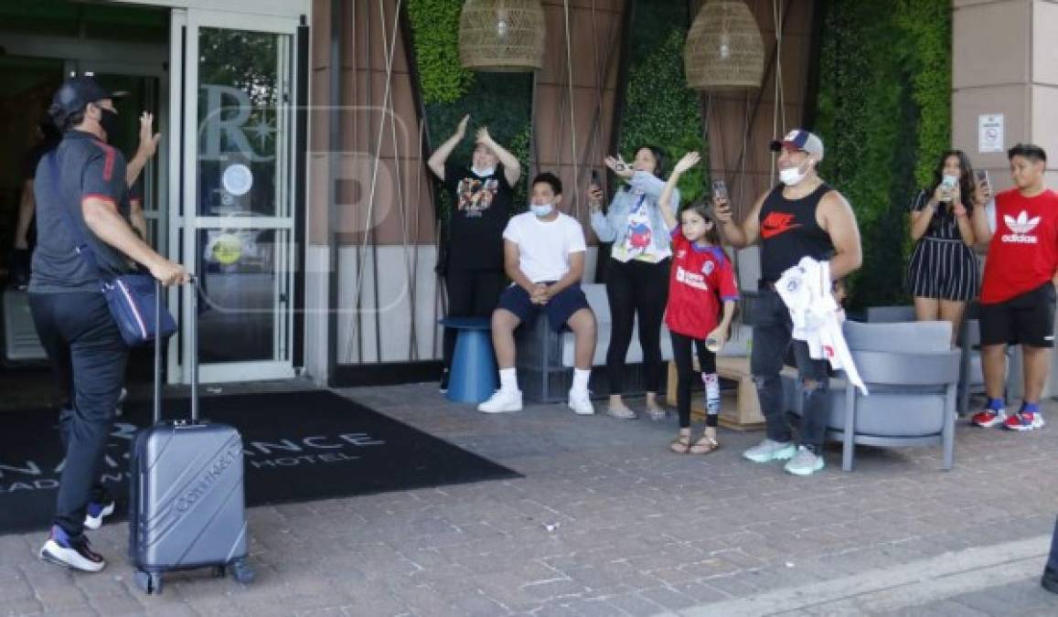 En el hotel algunos aficionados estaban esperando al Olimpia y Pedro Troglio tuvo la cordialidad de saludarlos.