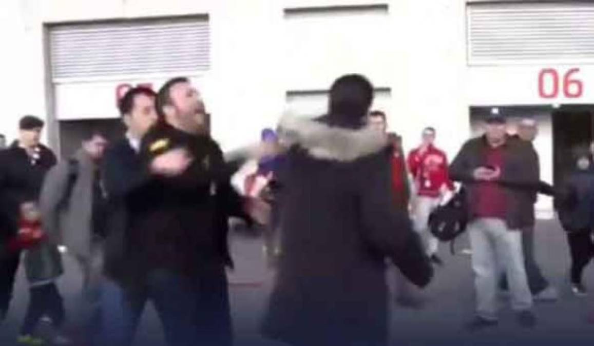 Lamentable. En las afueras del estadio, un aficionado del Atlético agredió a un hincha del Real Madrid.