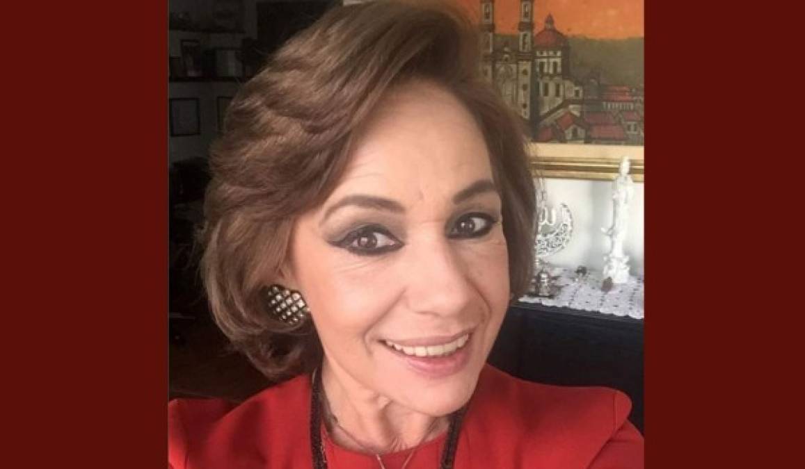 Así luce la actriz Rebeca Manríquez de 58 años.