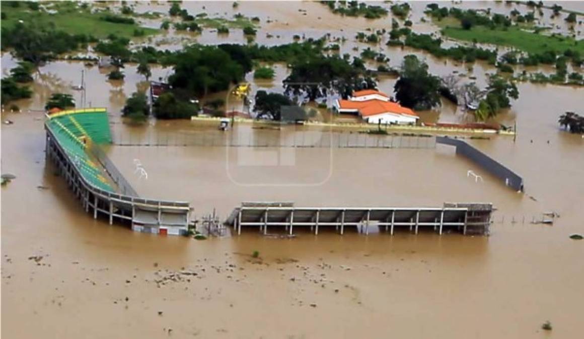 El paso por Honduras de Eta e Iota dejó comunidades enteras bajo el agua, incluyendo el estadio Parrillas One de la Liga de Ascenso de Honduras.