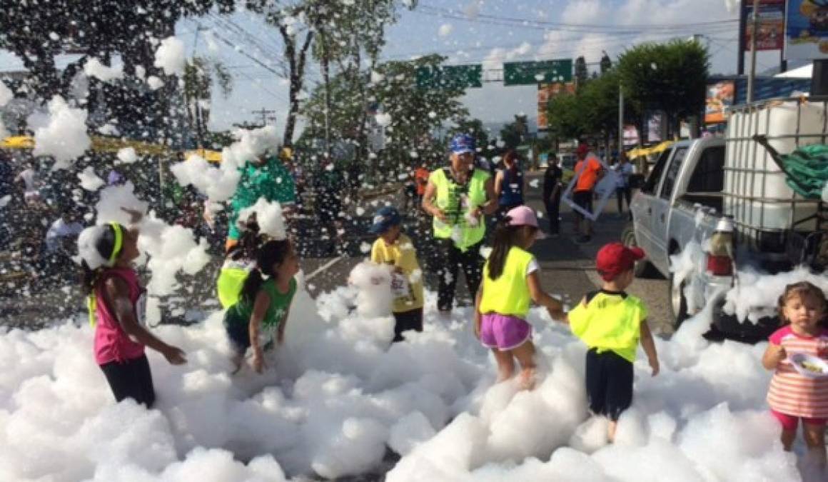 Niños de diferentes edades jugaron sobre la espuma especial.