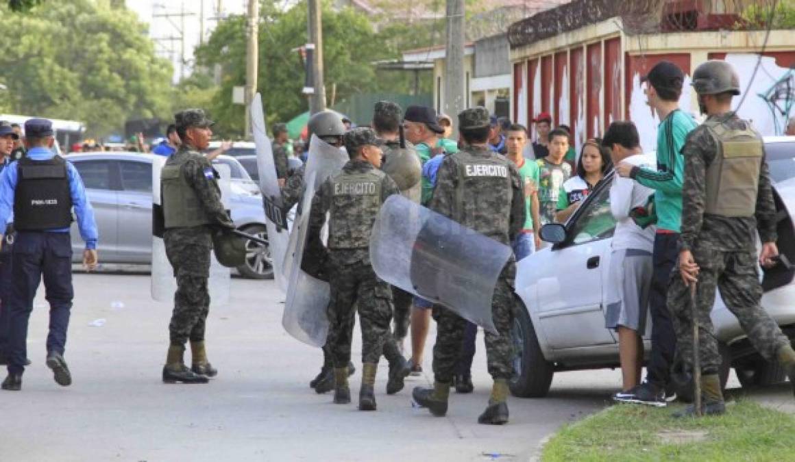 La Policía Nacional informó que se detuvieron a 18 personas tras los actos de violencia que se dieron en las afueras del estadio Yankel Rosenthal.