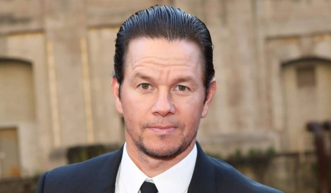 Mark Wahlberg<br/><br/>Nacido en el seno de una familia irlandesa, Mark tuvo una formación católica, la cual abandonó durante su adolescencia, cuando la rebeldía lo llevó a vender drogas y robar, y por ello a pasar un tiempo en la cárcel. <br/><br/>Tras tocar fondo, dijo que redescubrió a Dios y se acercó de nuevo al catolicismo. Ahora constantemente habla públicamente de la fe que profesa y asiste regularmente a misa, ora por las mañanas y cada que necesita una guía acude con un sacerdote.<br/><br/>'La fe me mantiene enfocado, paciente, calmado, feliz y me da alegría. Empiezo y termino mis días con oración. Me hace agradecido, humilde y comprometido a tratar de ser más y más positivo. Es la razón de todo lo bueno de la vida', dijo en entrevista con Walter Scott. <br/>