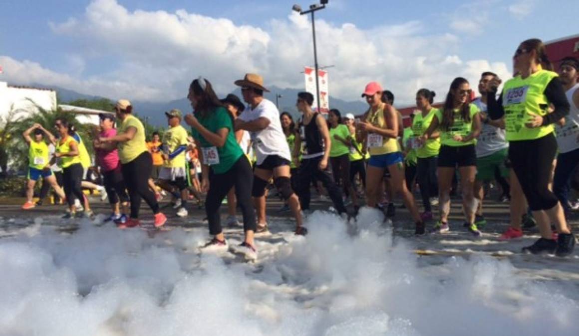 Entre bailes de zumba, espuma y mucho colorido, la familia sampedrana se dio un festín en la segunda edición del Bubble Run.