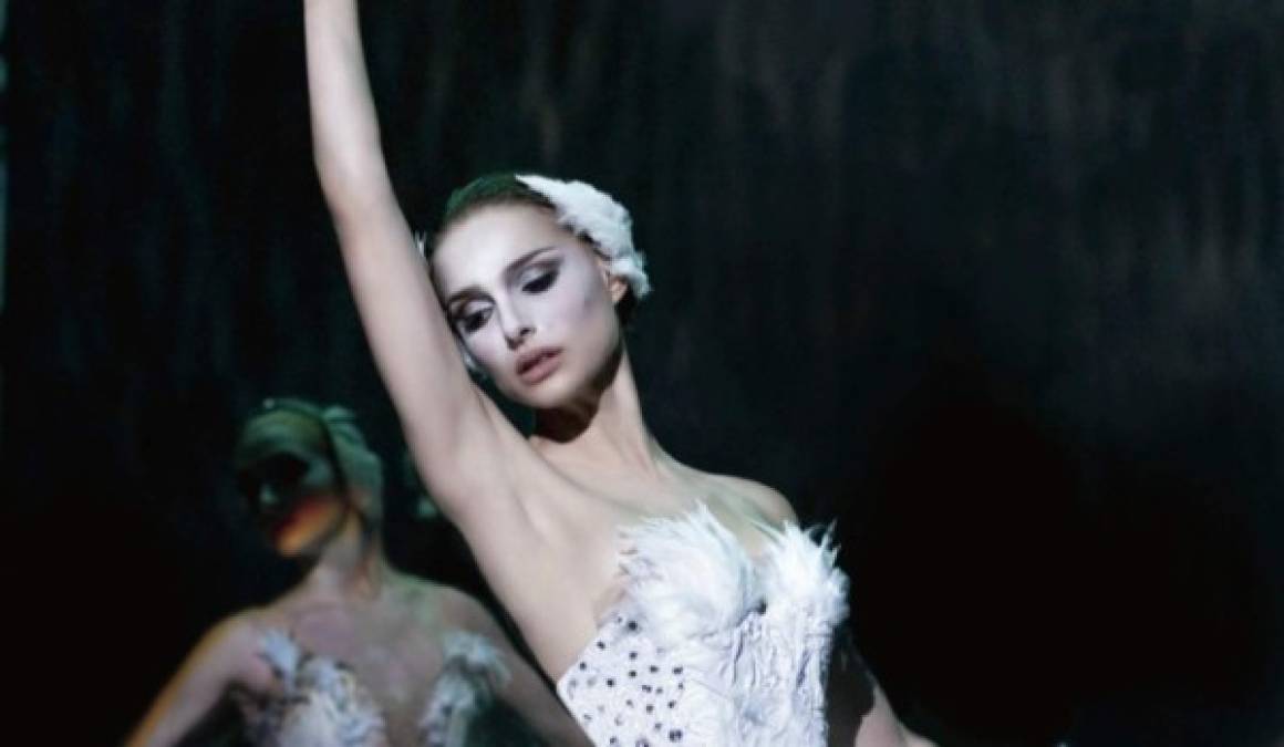 El gran papel de su carrera llegó con ‘Black Swan’, película presentada en el Festival de Venecia de 2010, ambientada en el mundo del ballet, y por la que logró el Óscar, el Globo de Oro, el Premio del Sindicato de Actores y el BAFTA a la mejor actriz, además del premio de la Crítica.