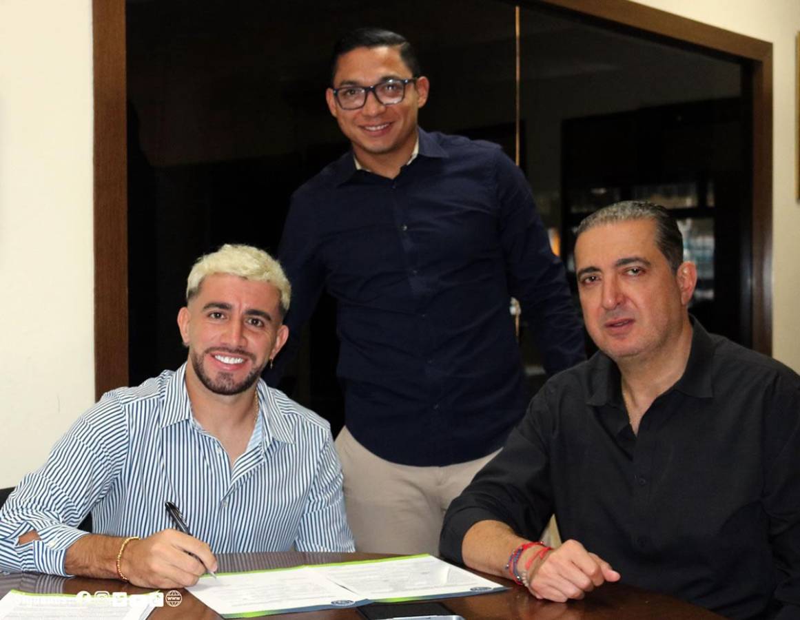 Agustín Auzmendi firmó su nuevo contrato con Motagua en compañía de Pedro Atala y Emilio Izaguirre.