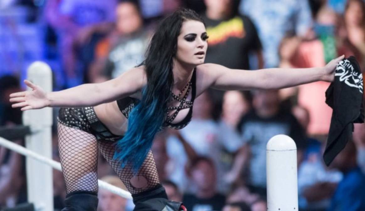 La luchadora de la WWE es la nueva víctima de las redes sociales por una imágenes y videos íntimos que un hacker reveló.