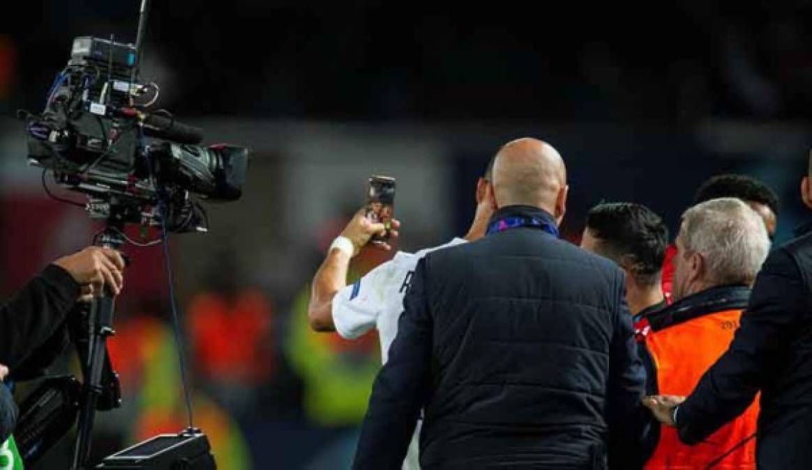 Para sorpresa de muchos, Cristiano Ronaldo tomó el teléfono del fan y posó con él para dejarle la foto del recuerdo.