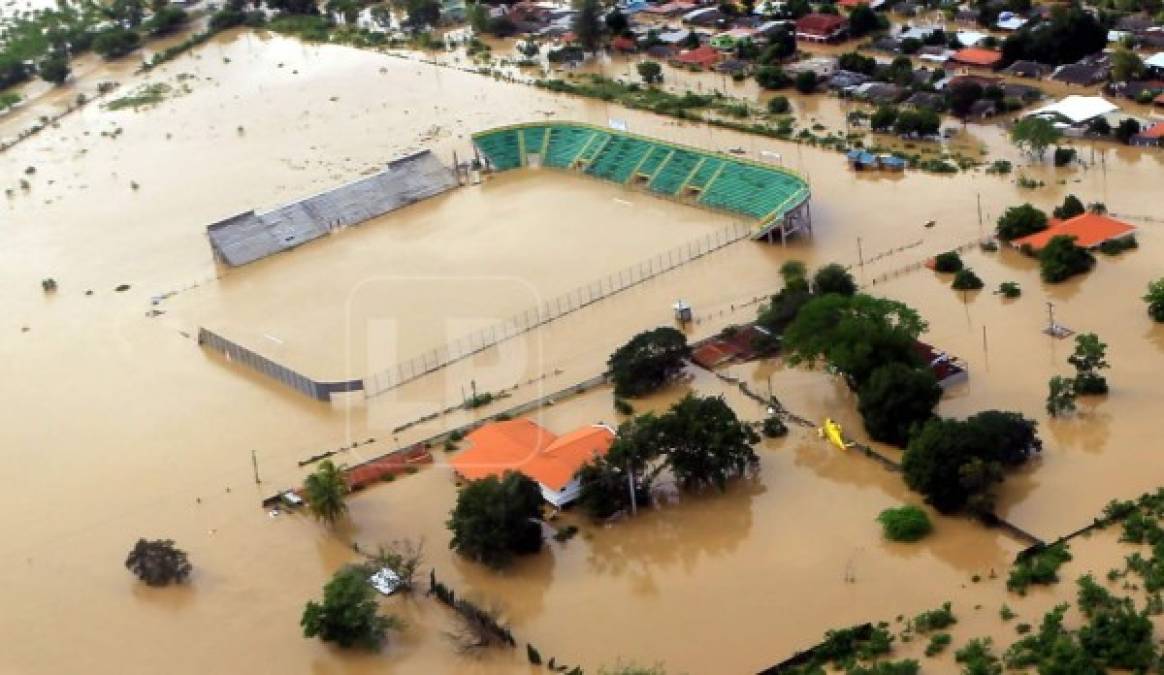 El paso del huracán Iota por Honduras ha dejado muchos lugares inundados y uno de ellos fue el nuevo estadio del Parrillas One en La Lima. Fotos Melvin Cubas
