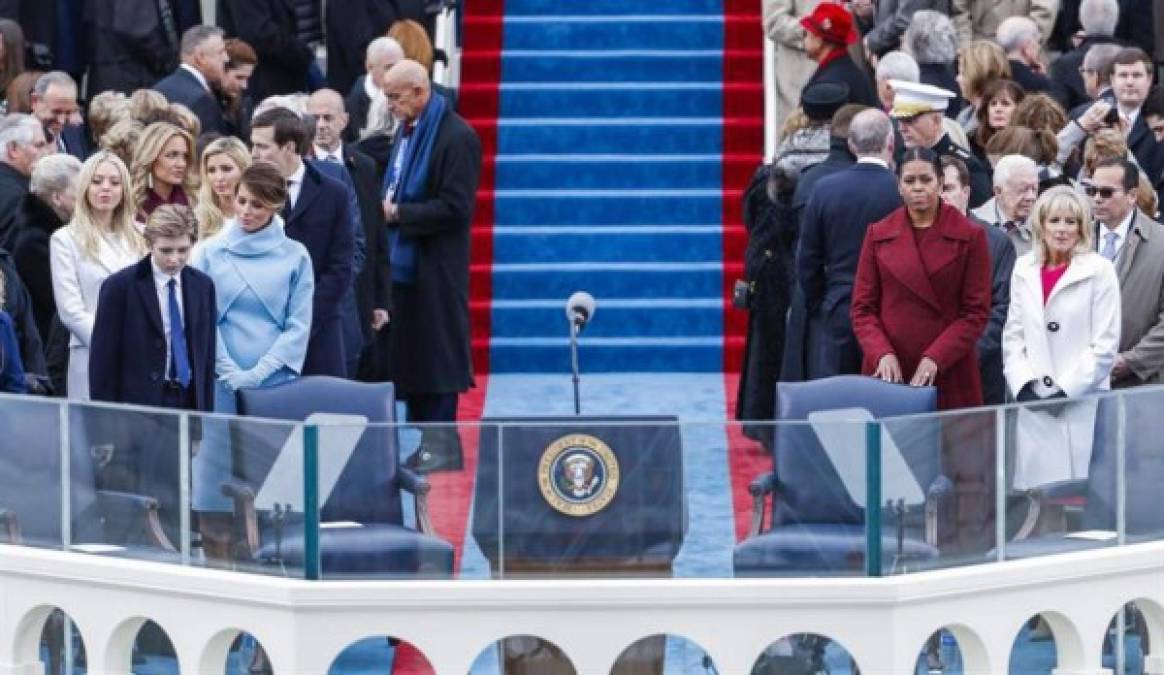 El podio esperaba el momento de inicio de la ceremonia de investidura, mientras los asistentes tomaban sus lugares.