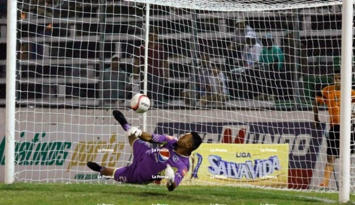 Marlon Licona no pudo detener el penal que lanzó Joshua Nieto, decretando el 2-1 para la remontada del Platense contra Motagua. Foto Neptalí Romero