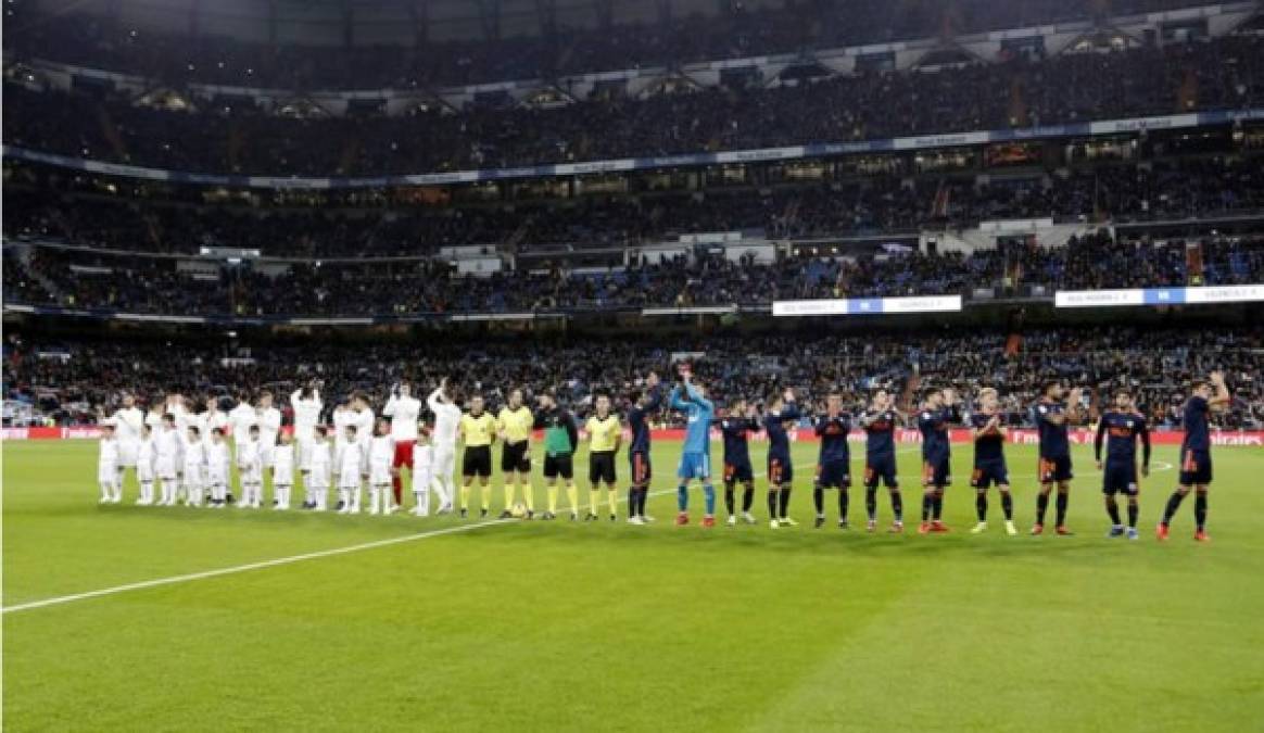 Formación de los equipos titulares de Real Madrid y Valencia previo al inicio del partido.