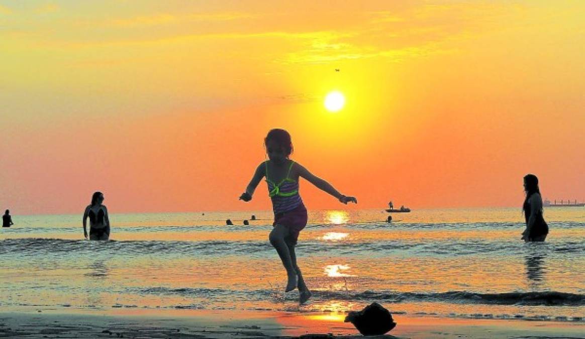 Un hermoso crepúsculo se posa a diario sobre las playas de Cortés, donde muchos hondureños viajan para percibir la relajación que el mar transmite con el sutil sonido de sus olas.