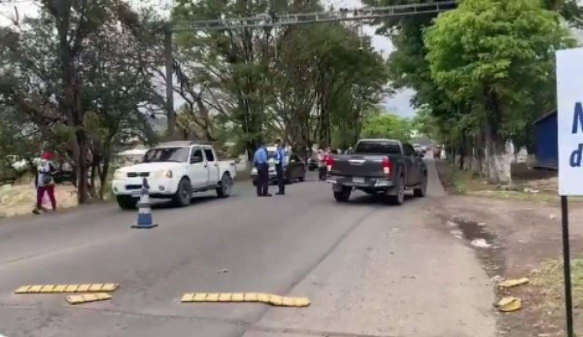 En la salida a Olancho, cientos de vehículos circulan este domingo para retornar, en su mayoría, a Tegucigalpa, capital hondureña y una de las principales fuentes de empleo.