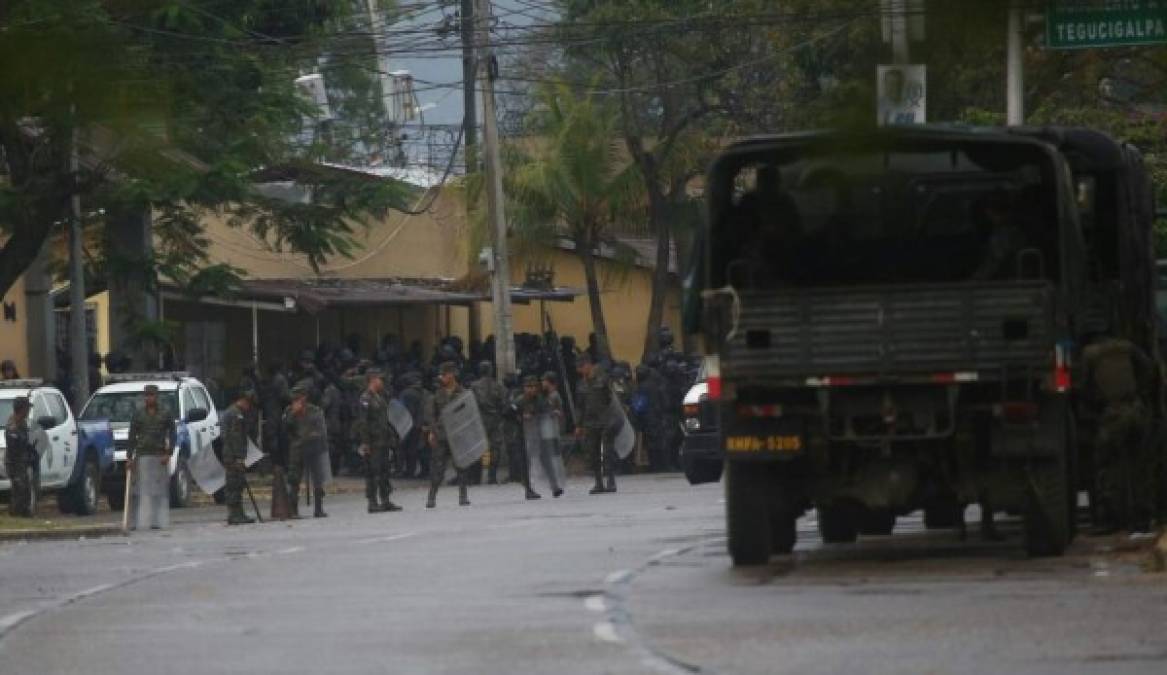 Los militares mantenían estricta vigilancia de las salidas del penal.