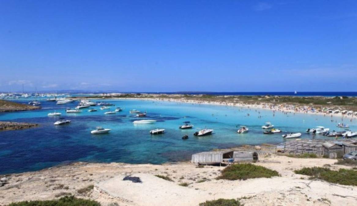 13. Playa de Ses Illetes, España: Ubicada en las Islas Baleares, esta hermosa playa figura en el segundo puesto entre los arenales españoles y en el sexto de Europa en el ranking de TripAdvisor.