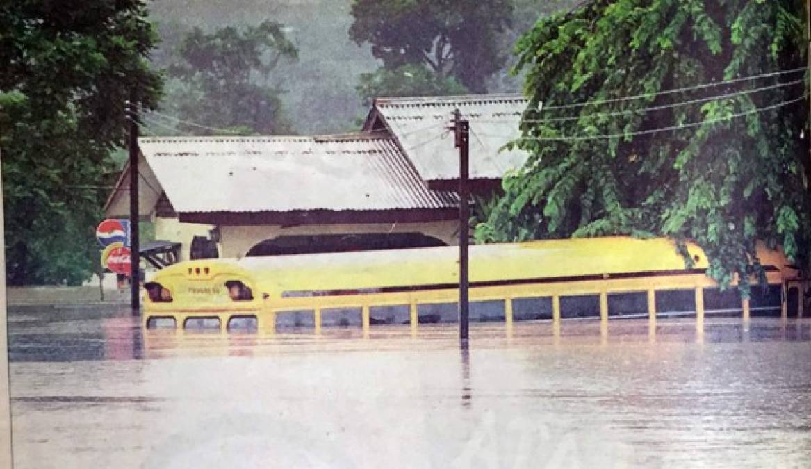 Un bus quedó cubierto por las inundaciones que provocó el Mitch.