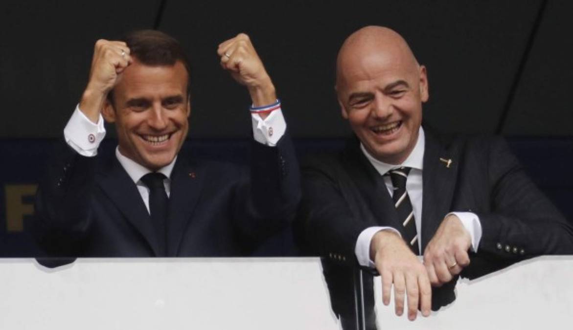 El mandatario de Francia observó la final en un palco especial. Aquí junto a Gianni Infantino , presidente de la Fifa.