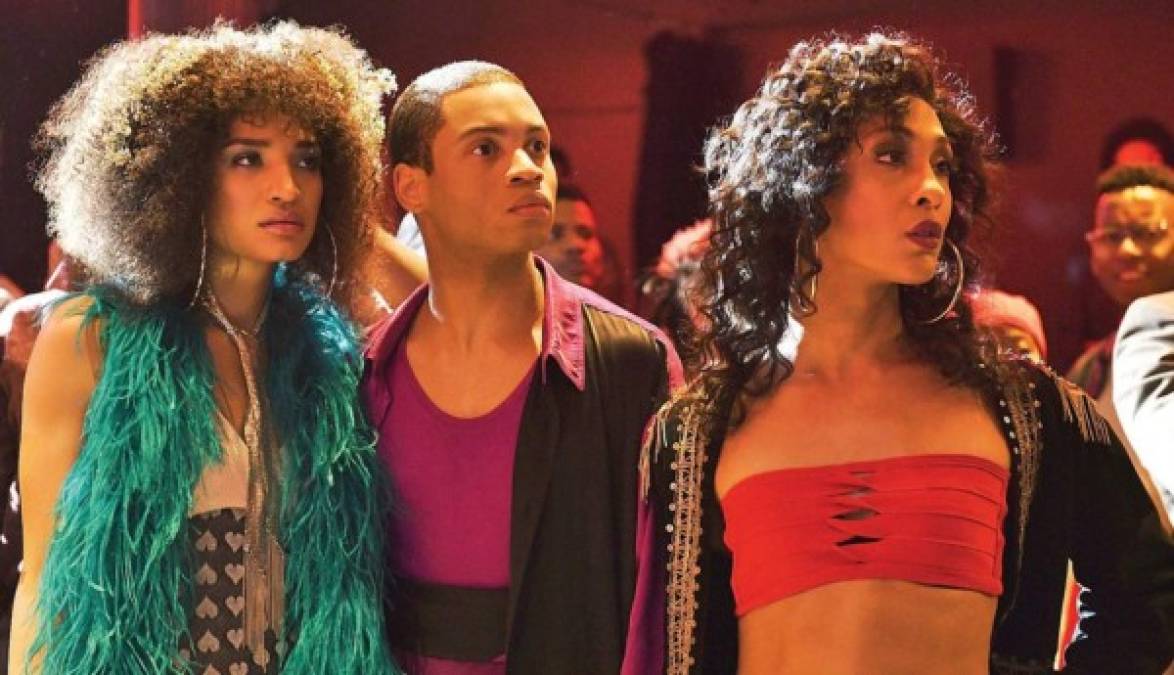 Pose - FOX<br/><br/>Esta serie ambientada en 1986 se desarrolla en la ciudad de Nueva York. La ficción trata del surgimiento del universo de la lujosa era de Trump, la subcultura LGBT, conocida como ball culture, y el declive social.<br/><br/>Disponible en Fox Premium.<br/><br/>