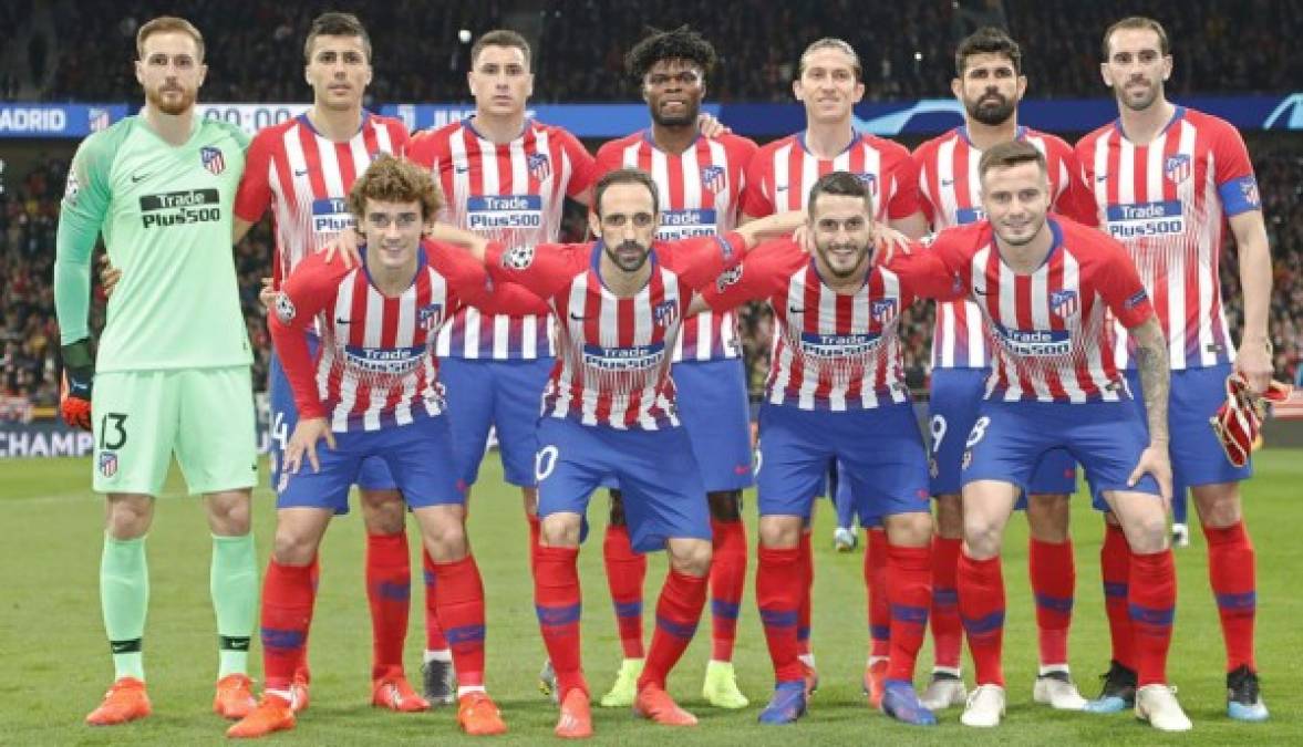 Atletico Madrid players pose before the Spanish league football match between FC Barcelona and Club Atletico de Madrid at the Camp Nou stadium in Barcelona on April 6, 2019. (Photo by PAU BARRENA / AFP)