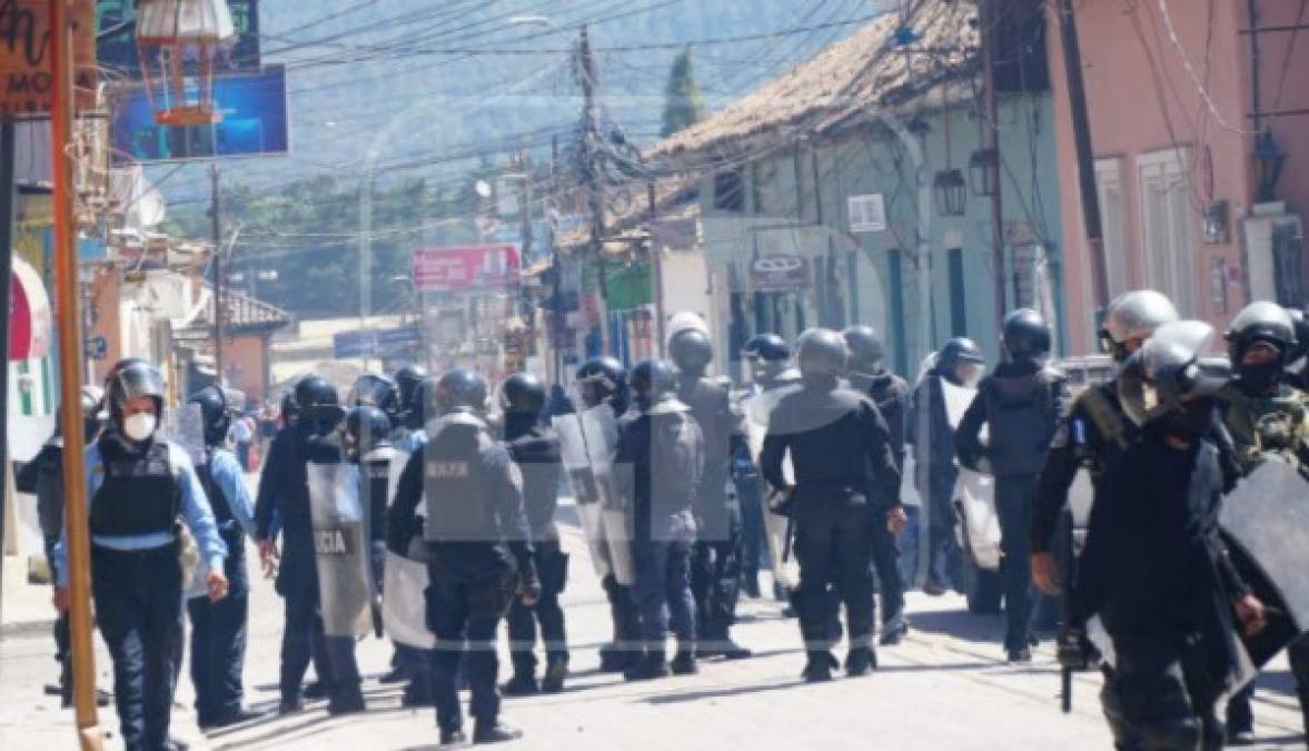Los pobladores se mantenían protestando frente a la Jefatura Policial en La Esperanza, Intibucá exigiendo se esclarezca la muerte de la joven estudiante de enfermería Keyla Martínez.