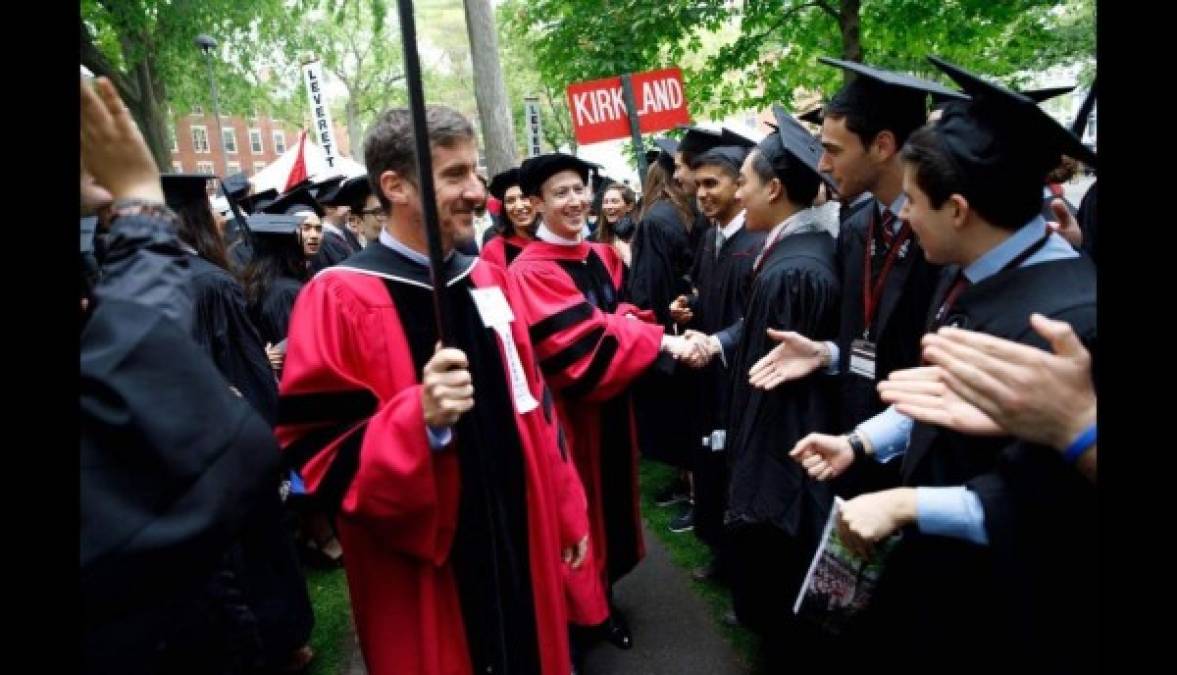 Marchando por el jardín de Harvard y saludando personalmente a los graduados en el camino.