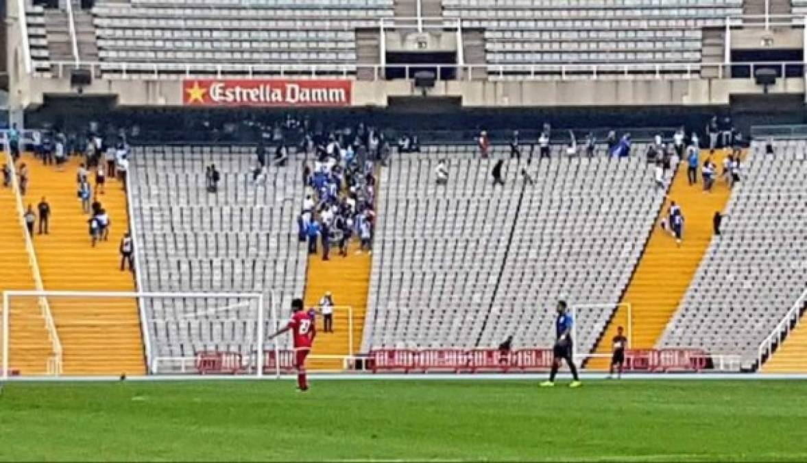 En los primeros minutos del partido, aficionados hondureños rompieron un portón del estadio e ingresaron a las gradas para poder ver el partido. Foto @FenafuthOrg <br/>