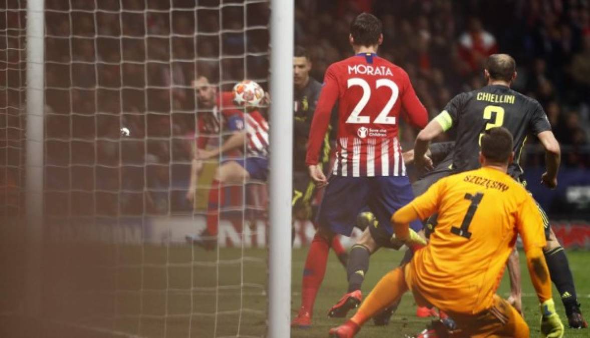 Diego Godín saca un disparo y el balón se desvió en Cristiano Ronaldo para el 2-0 del Atlético de Madrid.
