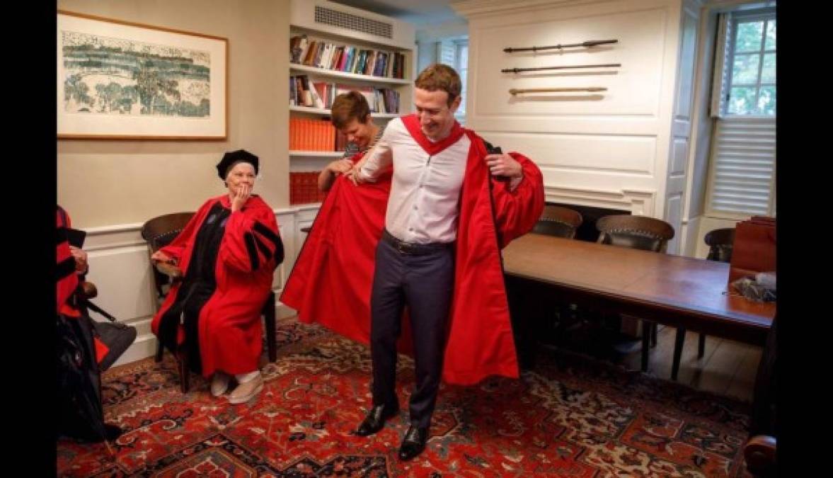 'Colocándome la túnica junto a la increíble Judie Dench', contó Zuckerberg. La actriz británica obtuvo el Óscar a mejor actriz de reparto en 1999 por 'Shakespeare enamorado'.